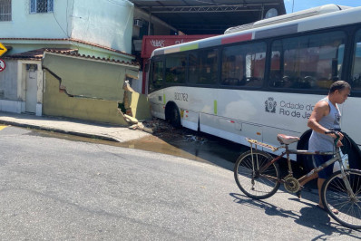 Ônibus derruba muro e invade residência em Magalhães Bastos
