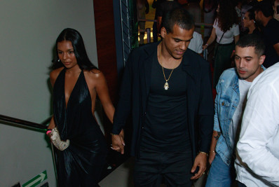 Marcello Melo Jr e Mell Muzzillo chegam de mãos dadas no lançamento de 'Arcanjo Renegado'