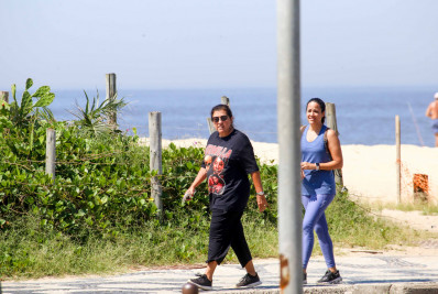 Regina Casé caminha na orla do Leblon e homenagem à cantora Ludmilla chama a atenção
