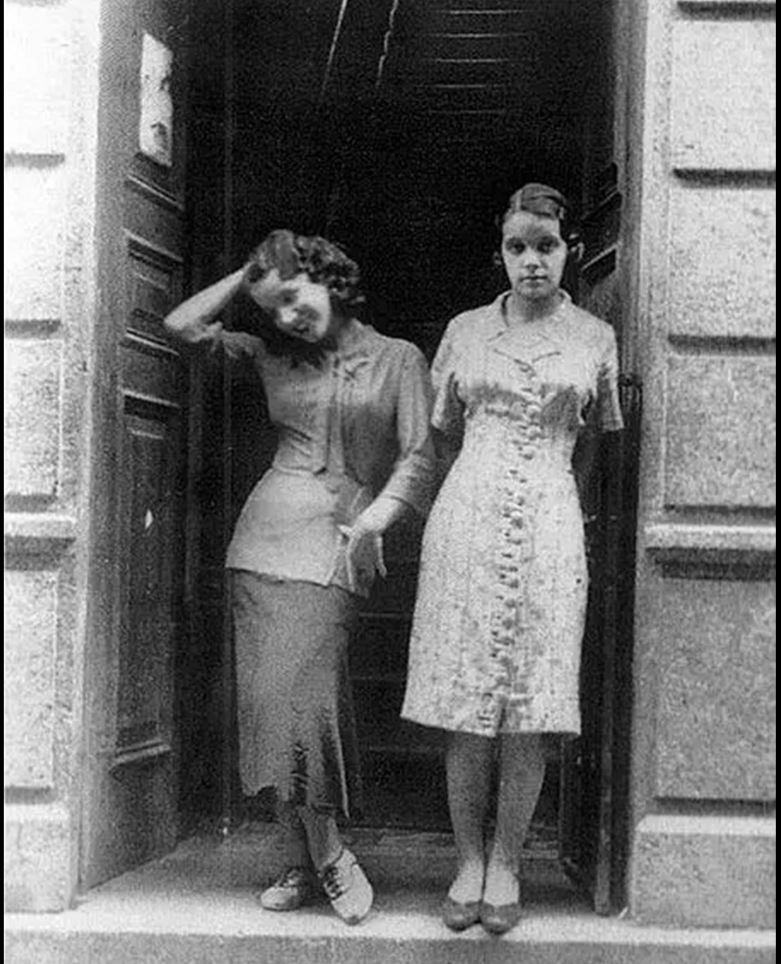 Carmen Miranda e Aurora Miranda na porta do casar&atilde;o em que viviam no Centro do Rio