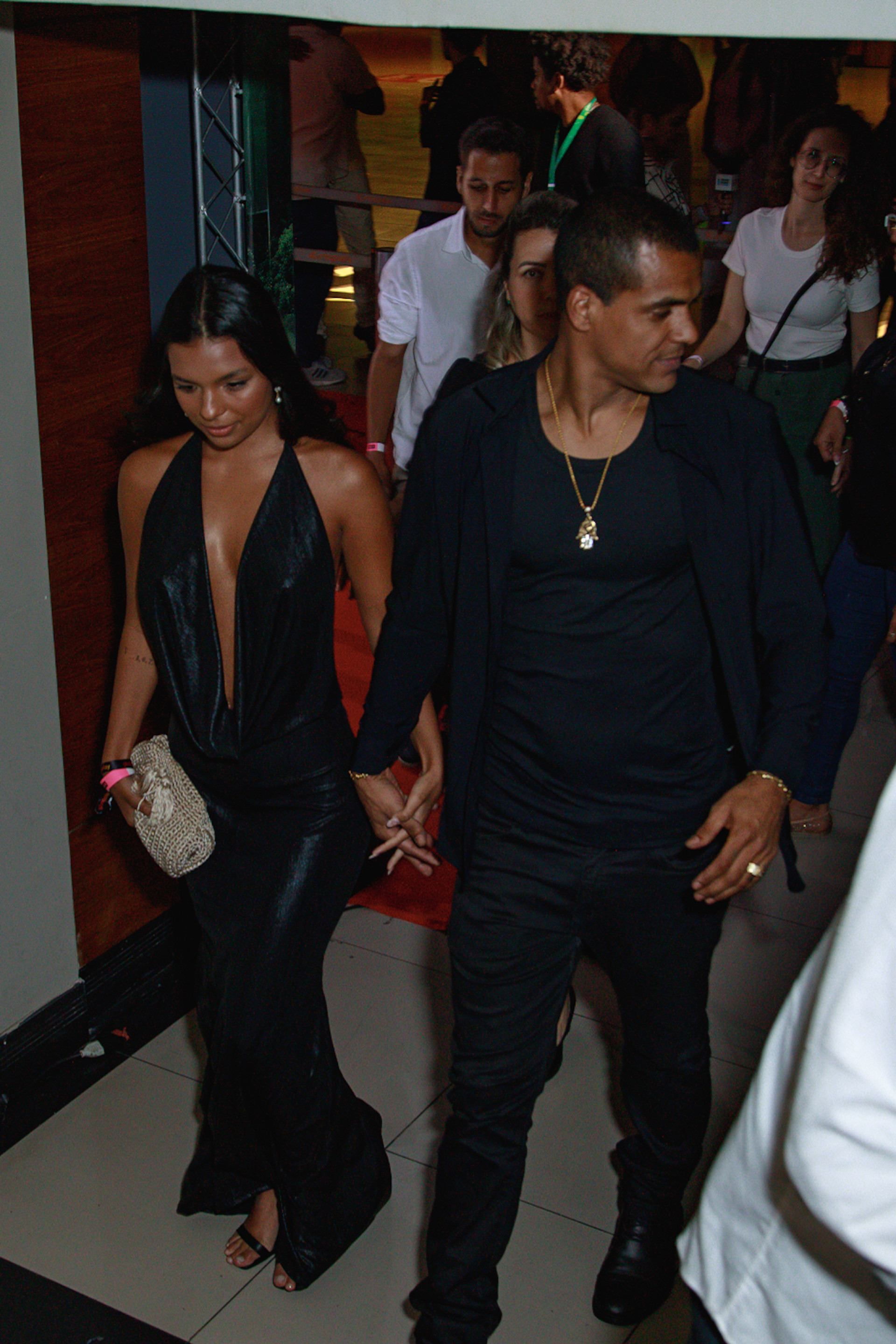 Mell Muzzilo e Marcello Melo Jr. de mãos dados no lançamento da 3ª temporada de 'Arcanjo Renegado' - Victor Chapetta/Agnews