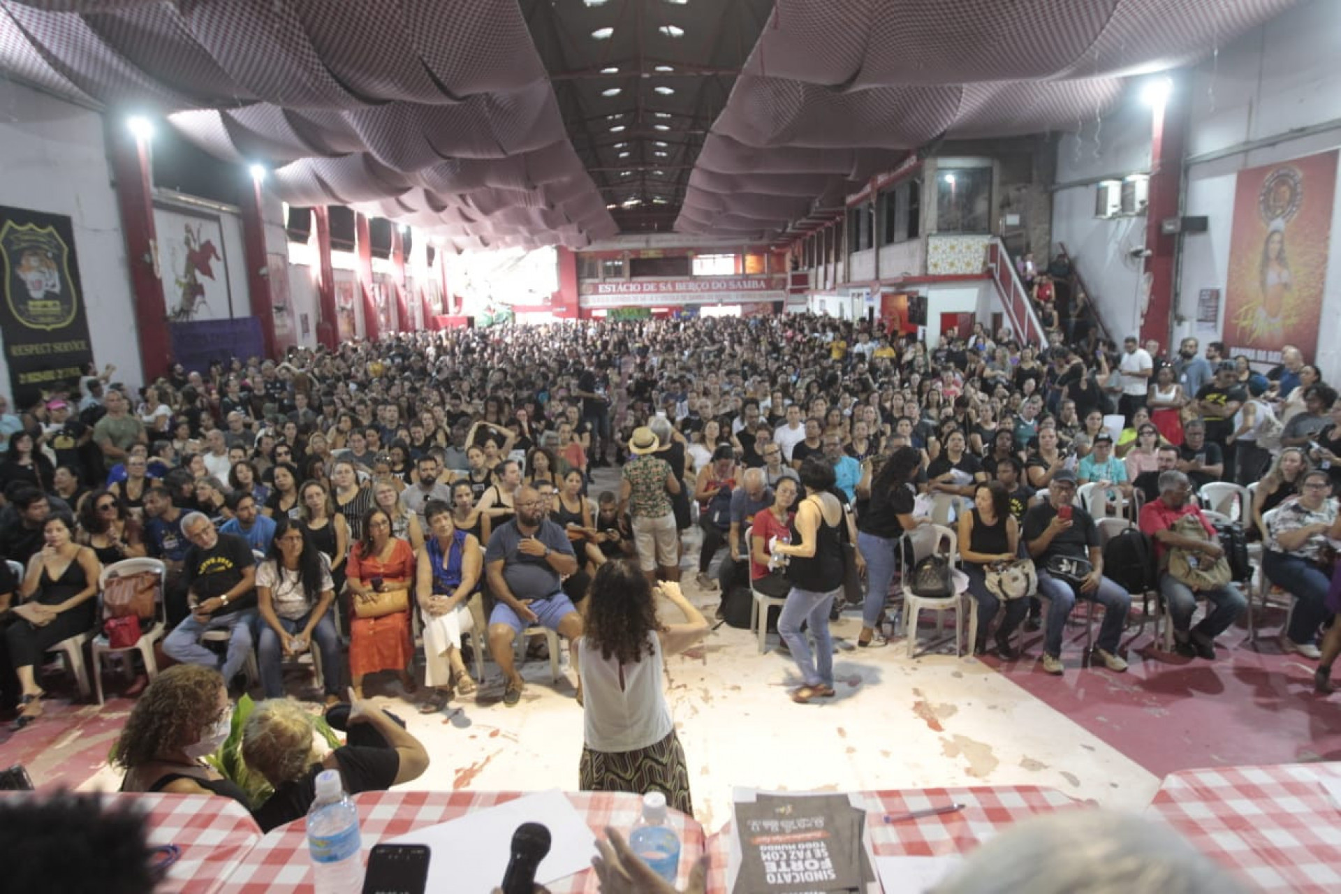 Assembleia na quadra da Estácio de Sá, na Cidade Nova, reuniu cerca de 2,5 mil profissionais de educação - Reginaldo Pimenta/Agência O Dia