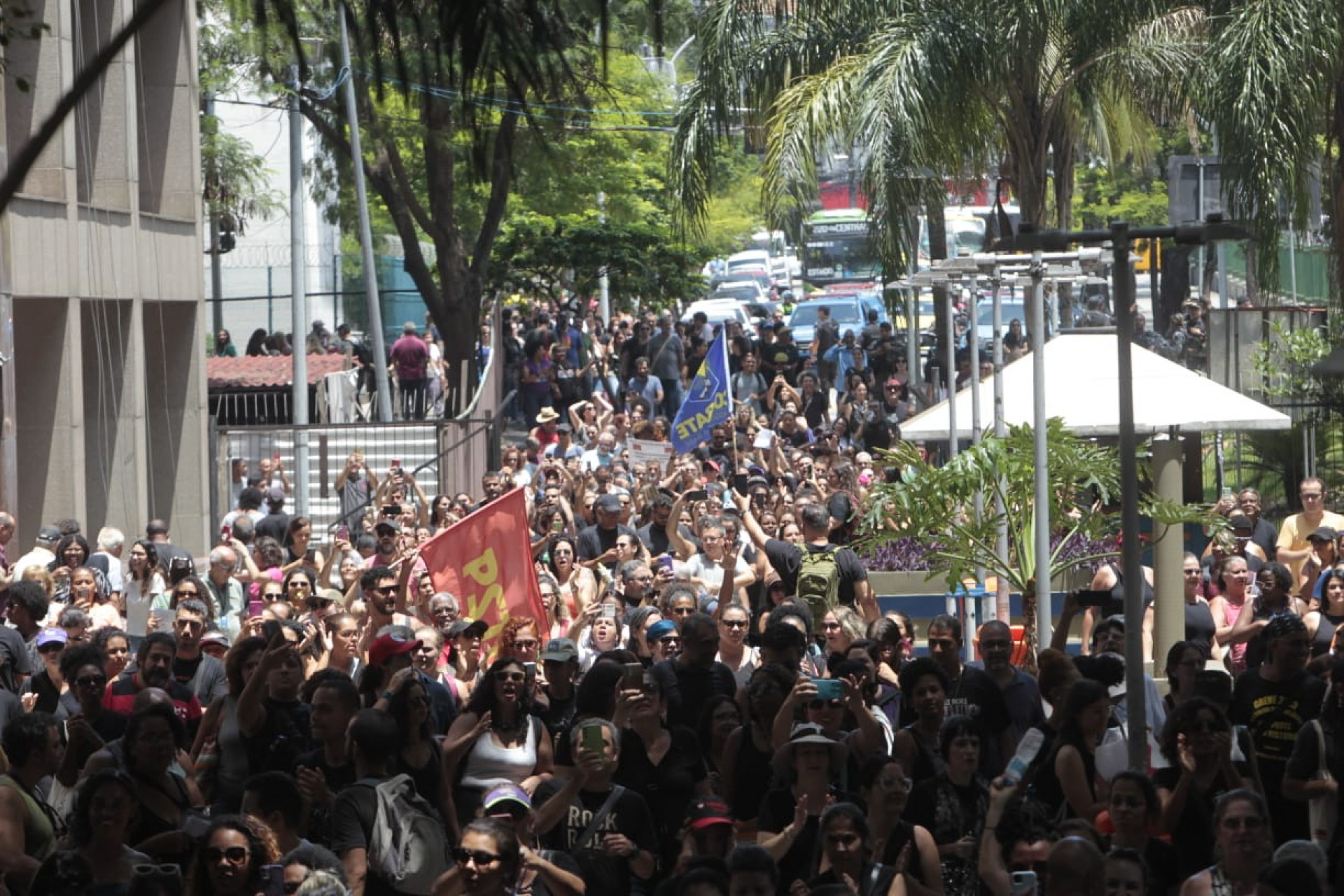 Após aprovação da greve, profissionais da educação seguiram para manifestação na Prefeitura na Cidade Nova - Reginaldo Pimenta/Agência O Dia
