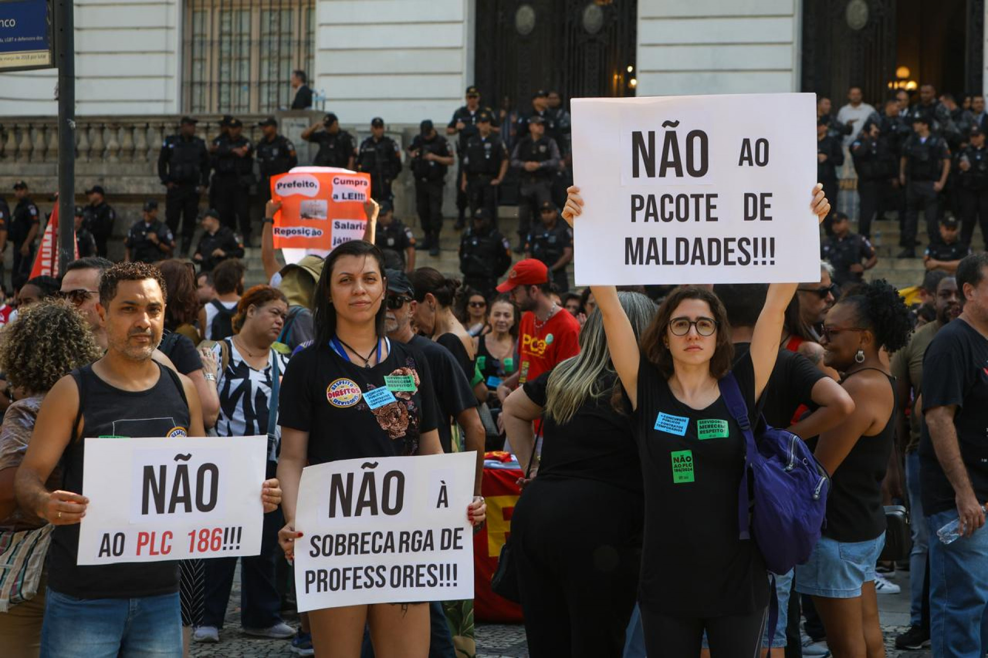 Profissionais da educação realizaram protesto no Centro - Renan Areias / Agência O Dia