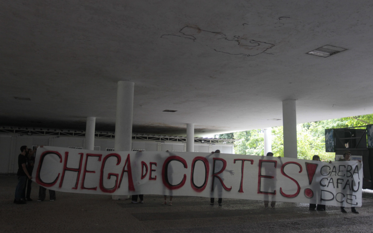 Corte de energia na UFRJ. Movimentação e aula expondo a situação da Universidade pelo reitor Roberto Medronho, nesta quarta-feira (13).
