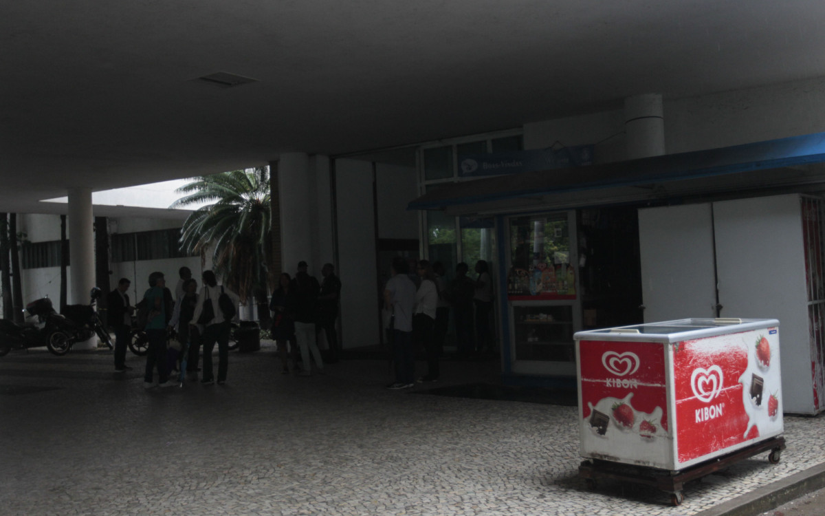 Corte de energia na UFRJ. Movimentação e aula expondo a situação da Universidade pelo reitor Roberto Medronho, nesta quarta-feira (12).
