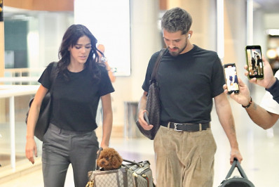 Bruna Marquezine e João Guilherme embarcam no Rio com pets e trocam carinhos