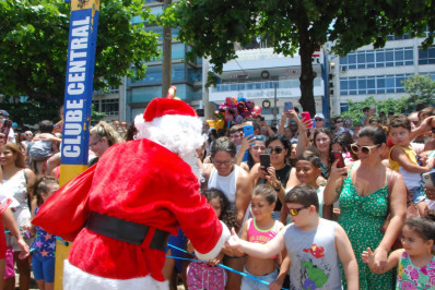 Papai Noel chega de helicóptero na Praia de Icaraí