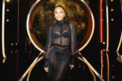 Sabrina Sato celebra volta do 'The Masked Singer' com look transparente