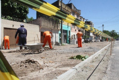 Vagas de estacionamento estão sendo construídas em rua de Neves