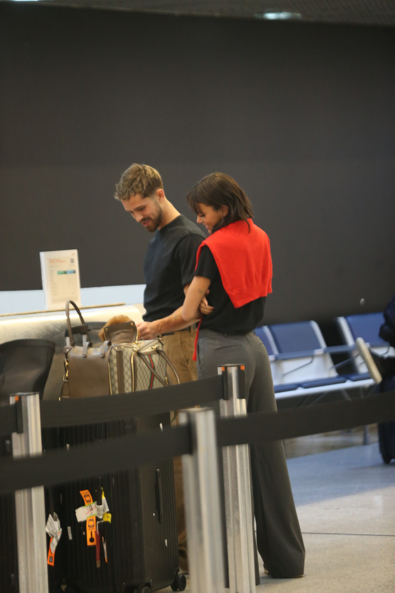 Bruna Marquezine e João Guilherme embarcam no Rio com pets - Priscila Silva / Agnews