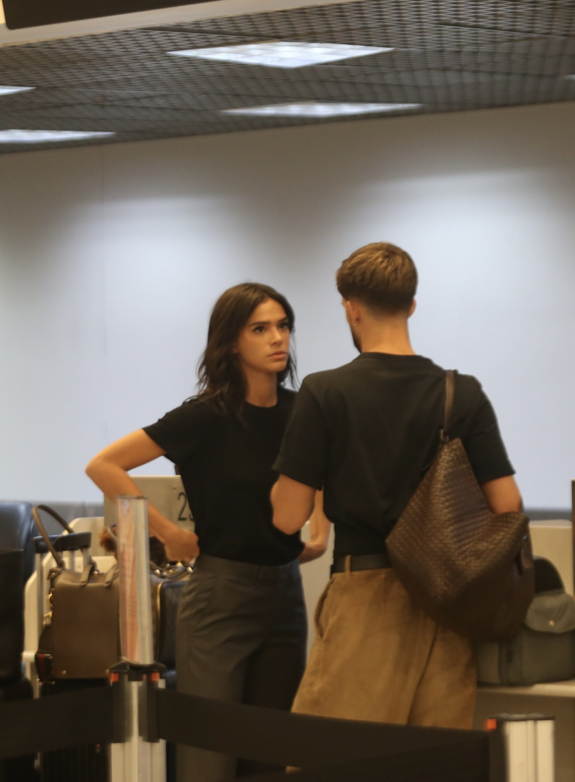 Bruna Marquezine e João Guilherme embarcam no Rio com pets - Priscila Silva / Agnews