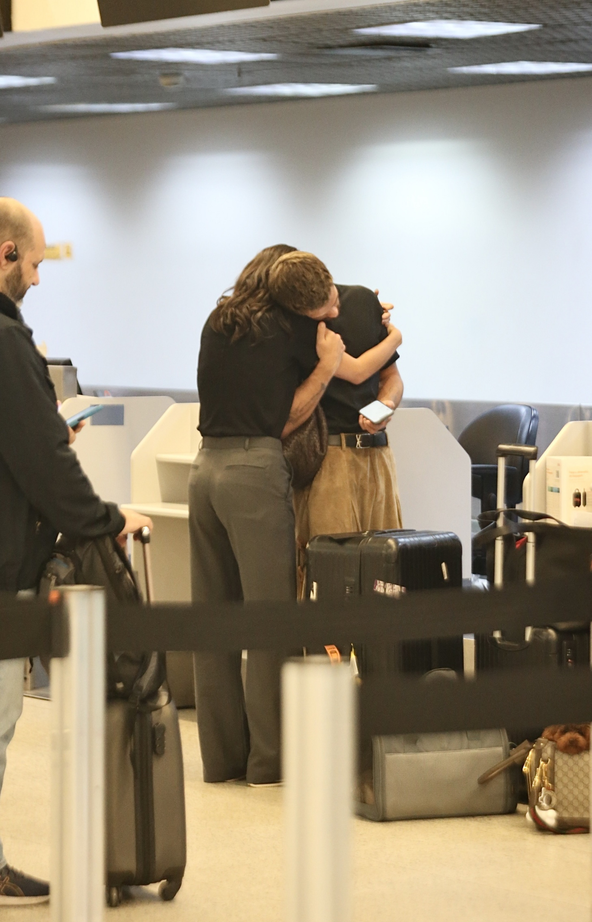 Bruna Marquezine e João Guilherme embarcam no Rio com pets e trocam carinho - Priscila Silva / Agnews