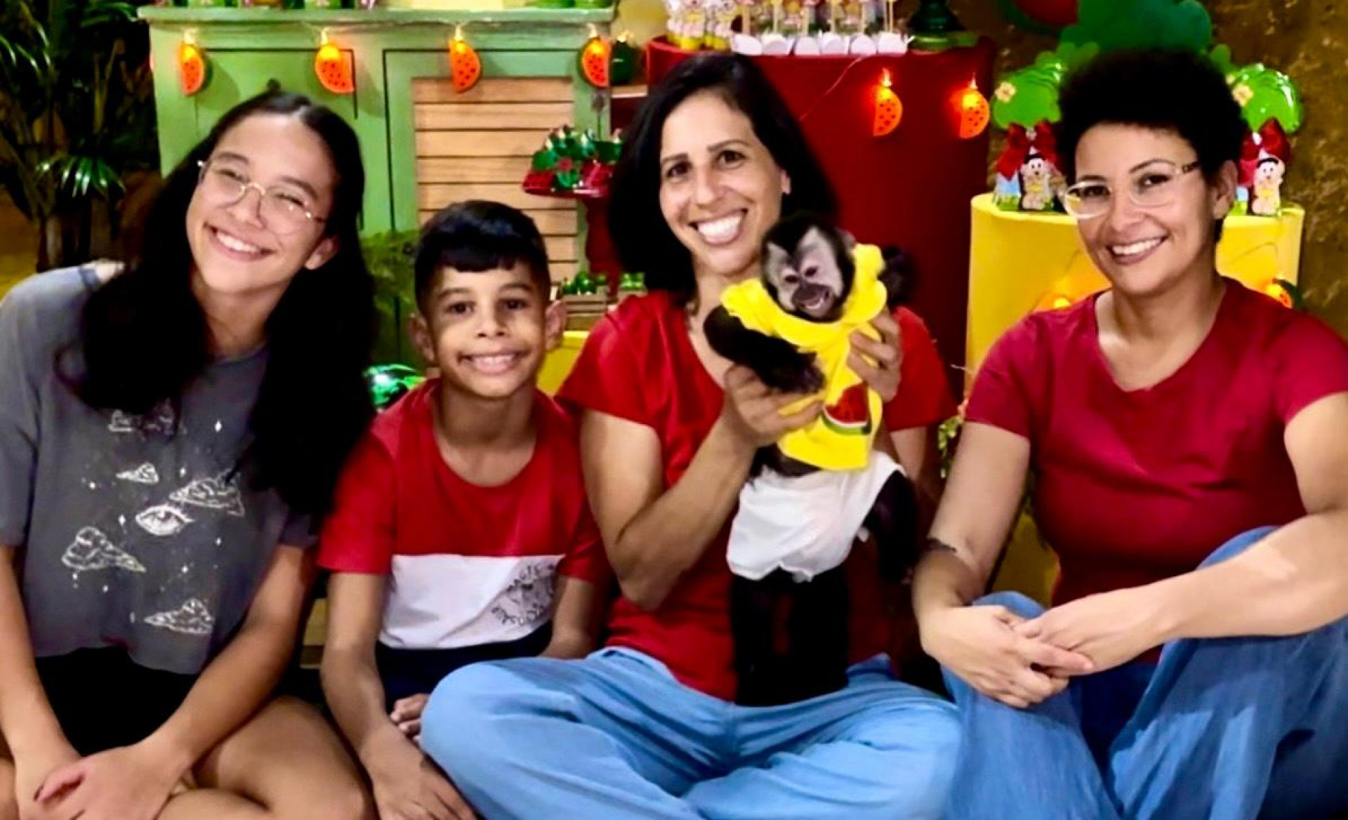 Olivia com sua família de humanos - Divulgação