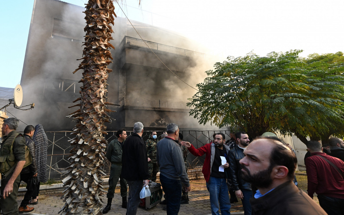 Ap&oacute;s o bombardeio, a fuma&ccedil;a subiu no bairro de Mazze, em Damasco