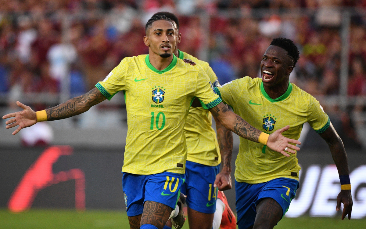 Comemora&ccedil;&atilde;o de Raphinha ap&oacute;s seu gol de falta no jogo entre Brasil e Venezuela