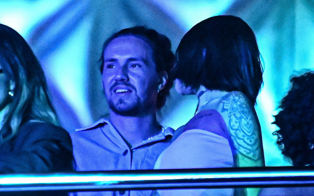 Bianca Andrade e Vitor Kley curtem show de Liniker