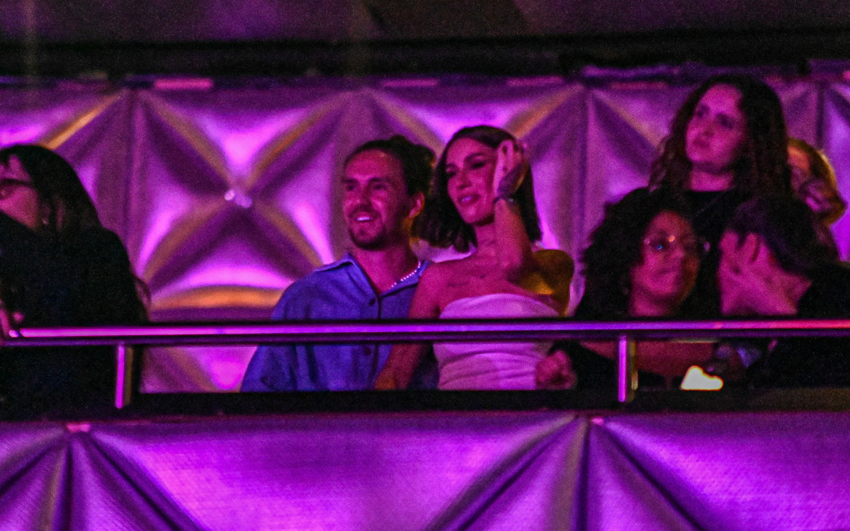 Bianca Andrade e Vitor Kley curtem show de Liniker