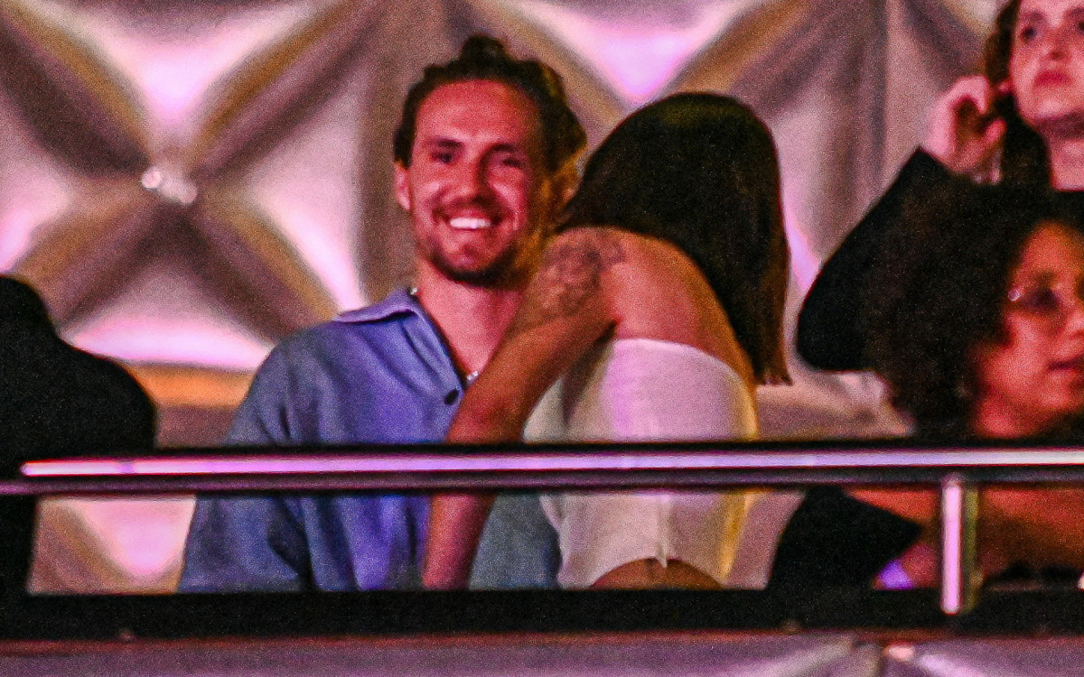 Bianca Andrade e Vitor Kley curtem show de Liniker