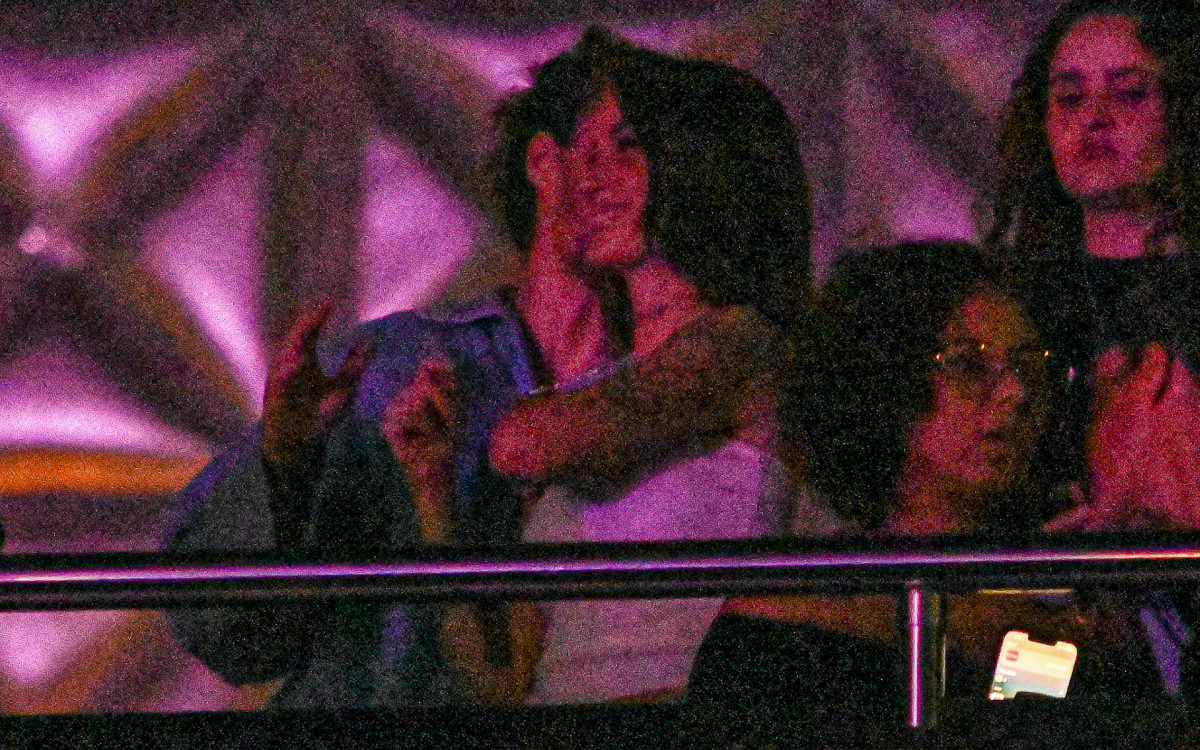 Bianca Andrade e Vitor Kley curtem show de Liniker