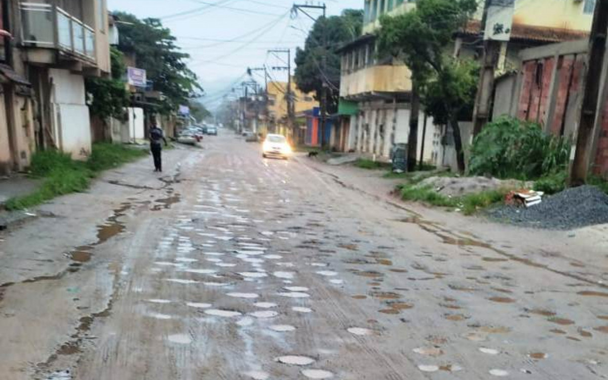 Lama e buracos tomam conta da Rua Bogavilli, dificultando a vida dos moradores do bairro Âncora
