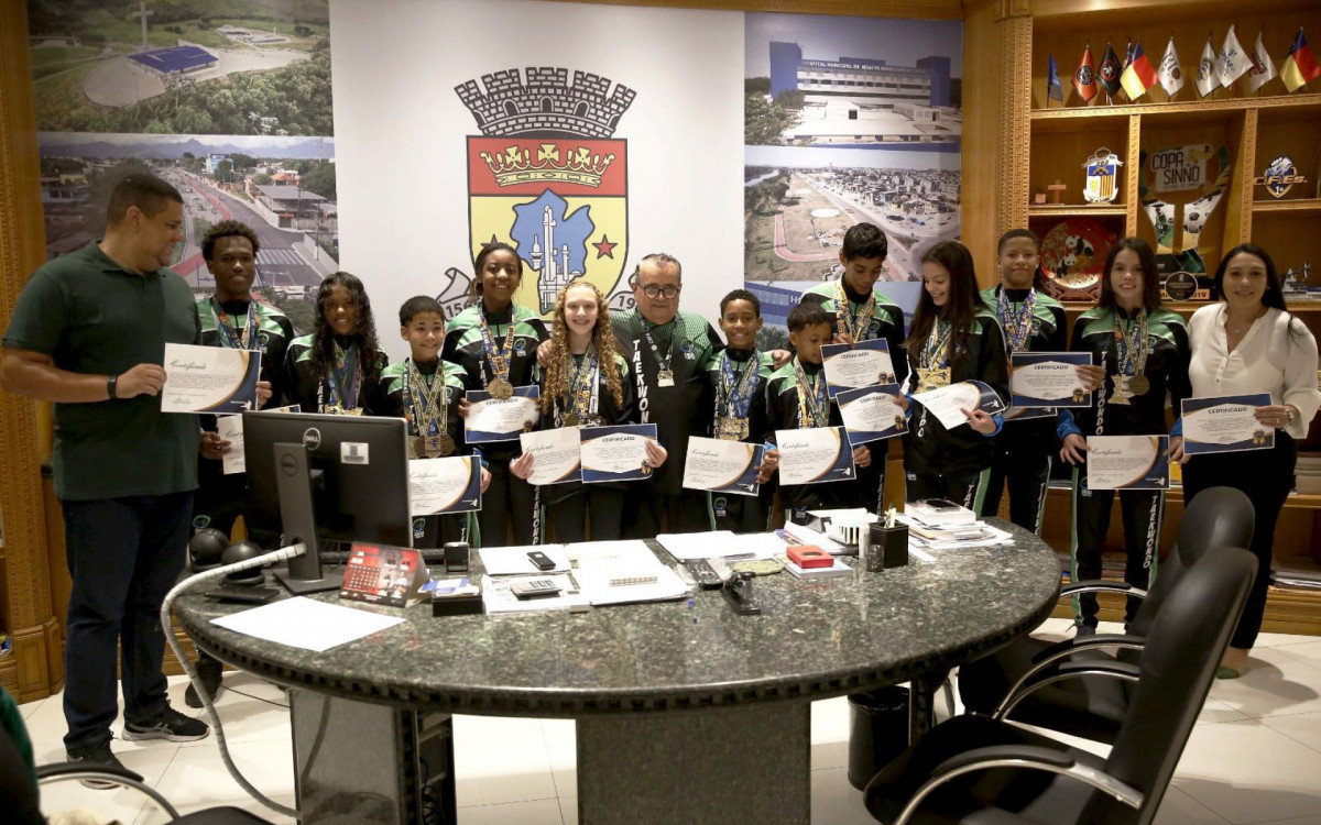 Prefeito de Caxias recebe atletas de taekwondo que se destacaram