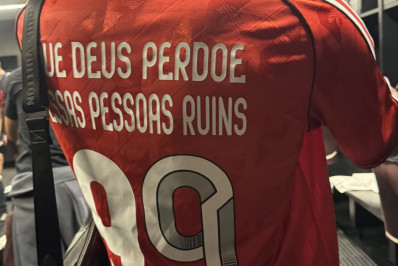 Flamengo ‘rebaixa’ funcionário que postou Gabigol usando camisa com frase de Adriano