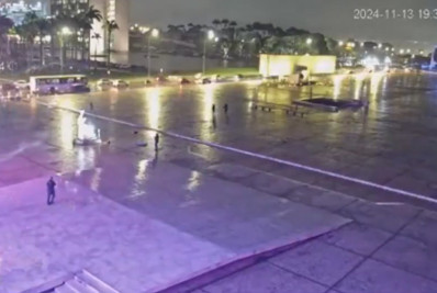 Vídeo mostra homem lançando explosivos e morrendo na frente do STF