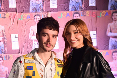 Marido de Sasha bomba na web ao surgir sem camisa, vestido de 'borboleta'