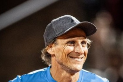 Craque da Copa do Mundo de 2010 estreia com derrota no tênis profissional