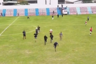 Jogo da Série B2 do Carioca tem invasão de campo e homem armado
