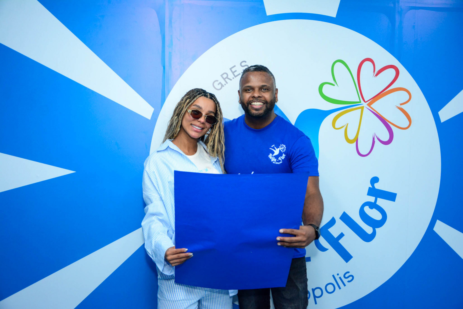 Dançarina recebeu o croqui de sua fantasia das mãos do carnavalesco da Beija-Flor - Webert Belicio/Agnews
