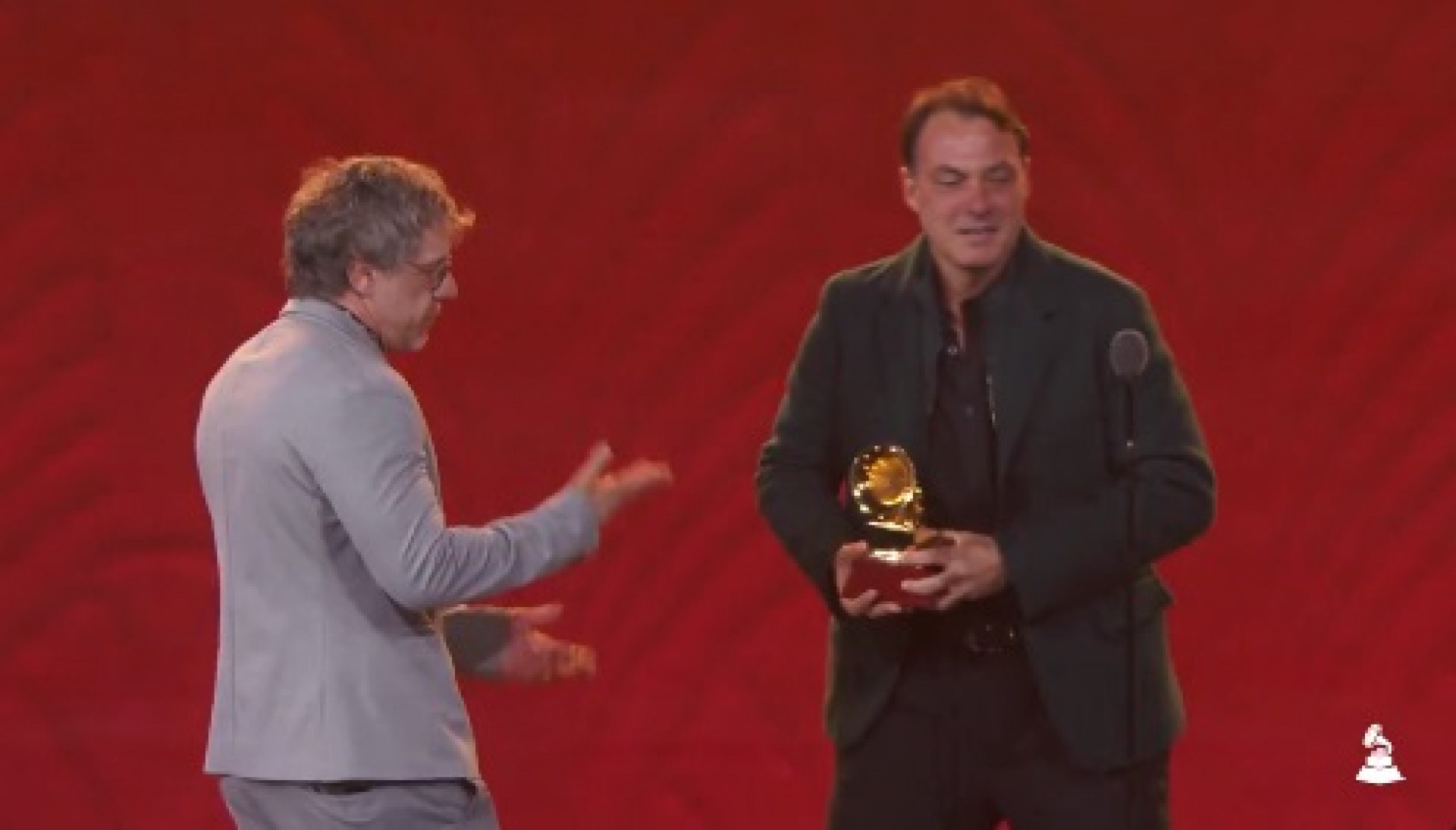 Leonardo Esteves, filho de Erasmo Carlos, recebe prêmio conquistado pelo pai  - Reprodução de Vídeo / X