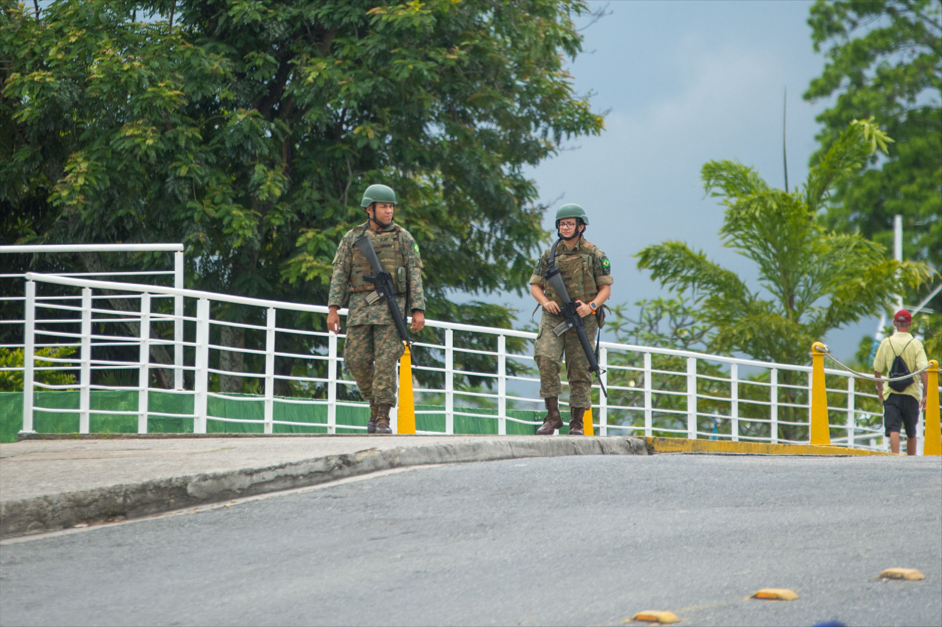 Agentes da Marinha realizam a seguran&ccedil;a no acesso &agrave; Marina da Gl&oacute;ria, nesta quinta (14) - Armando Paiva / Ag&ecirc;ncia O Dia