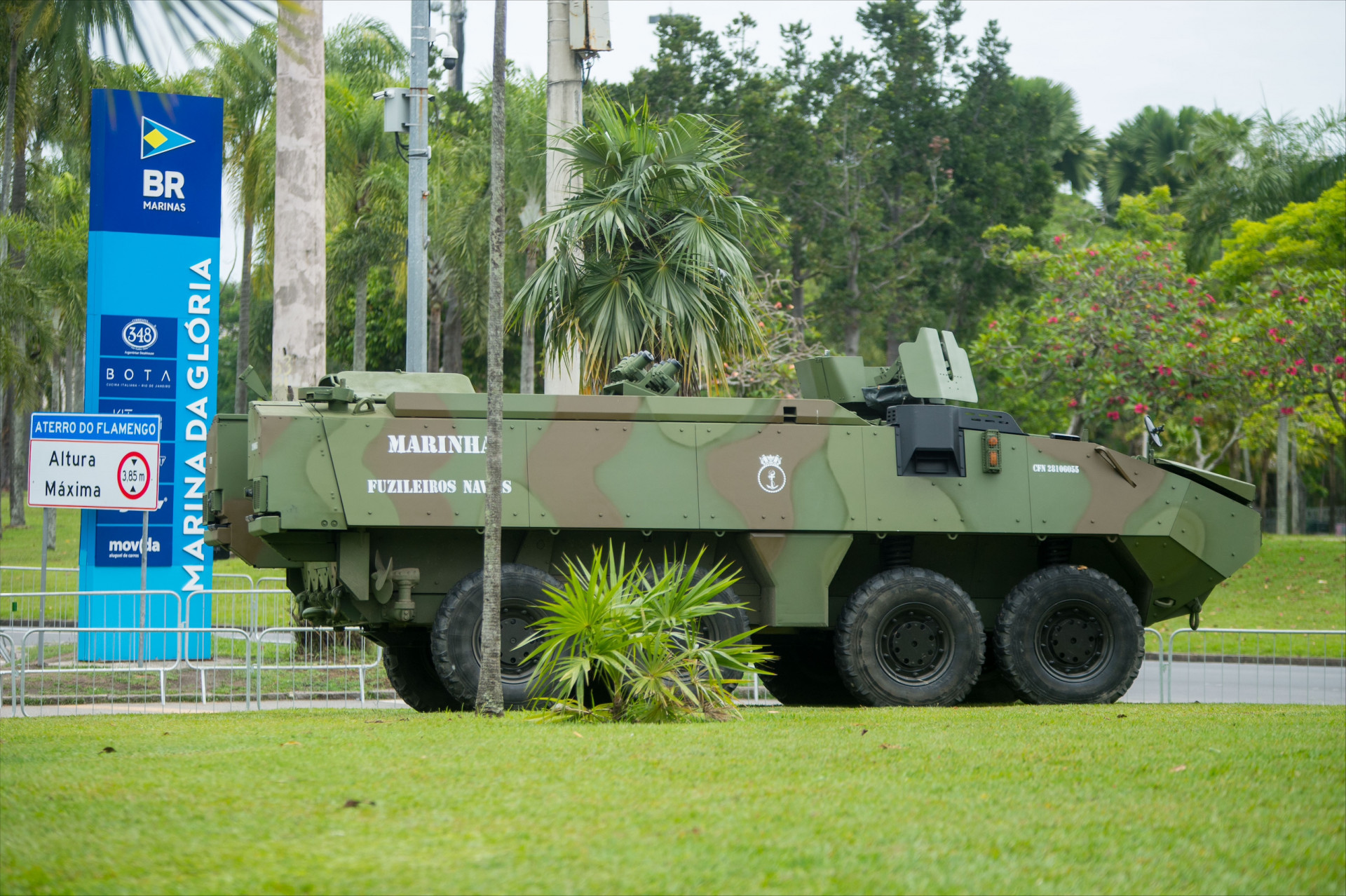 Movimenta&ccedil;&atilde;o de militares no Aterro do Flamengo, nesta quinta-feira (14). - Armando Paiva / Ag&ecirc;ncia O Dia