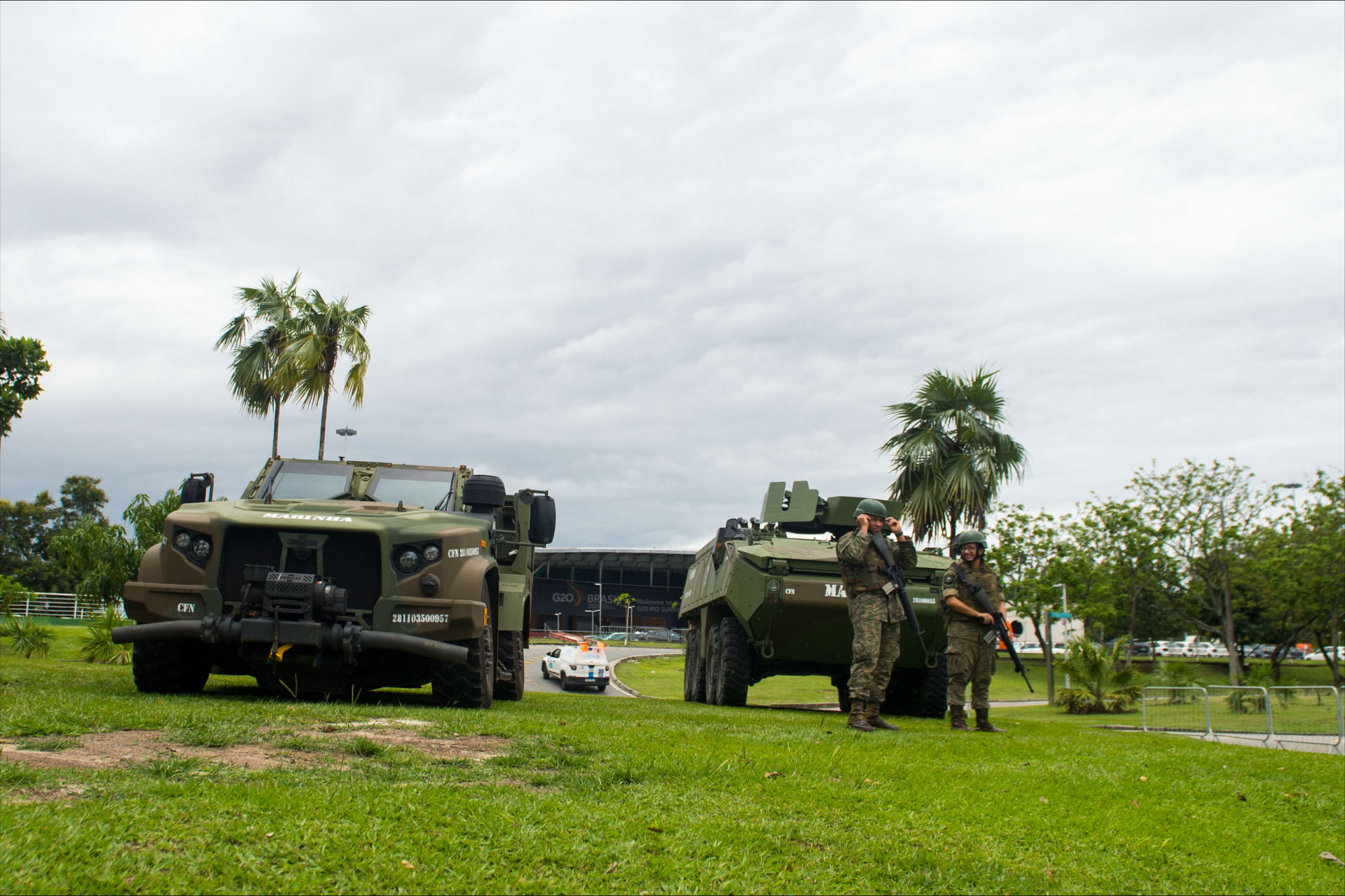 Agentes da Marinha realizam a seguran&ccedil;a no acesso &agrave; Marina da Gl&oacute;ria, nesta quinta (14) - Armando Paiva / Ag&ecirc;ncia O Dia