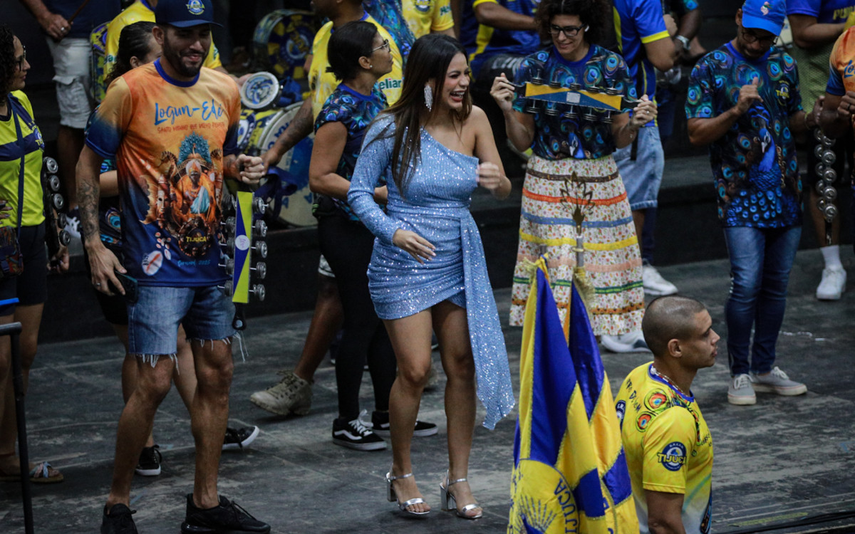 Lexa marca presença na quadra da Unidos da Tijuca