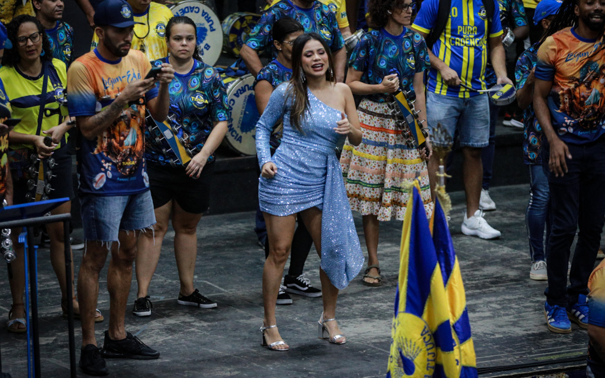 Lexa marca presença na quadra da Unidos da Tijuca