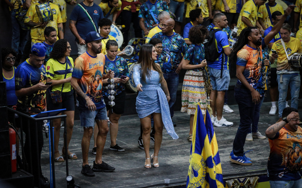 Lexa marca presença na quadra da Unidos da Tijuca