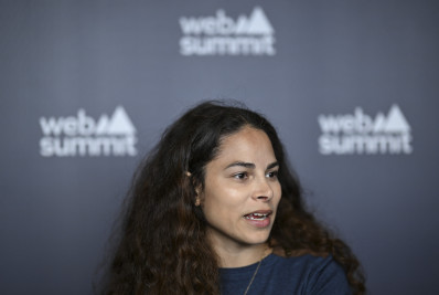 'IA não traz nenhum benefício para a sociedade', afirma ativista em conferência