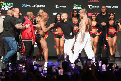 Vídeo! Mike Tyson dá tapa no rosto de Jake Paul em pesagem antes da luta
