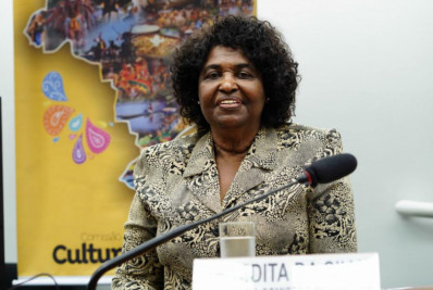 UFRJ aprova título de doutora 'honoris causa' para Benedita da Silva