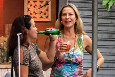 Luana Piovani se diverte com amigos em barzinho no Rio 