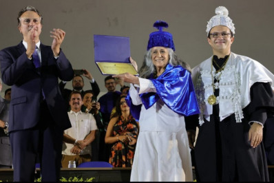 Maria Bethânia recebe título de doutora honoris causa da UFC