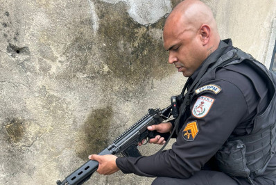 Adolescente é apreendido com pistola em Queimados