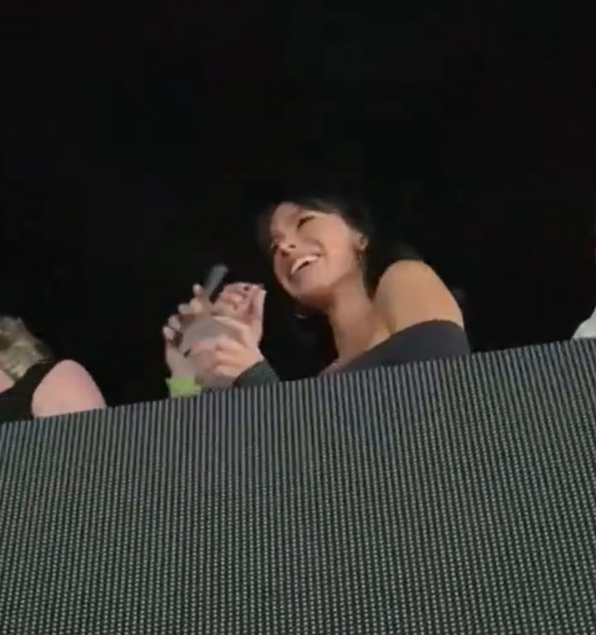 Bruna Marquezine curte show de Marina Sena - Reprodução de vídeo / X