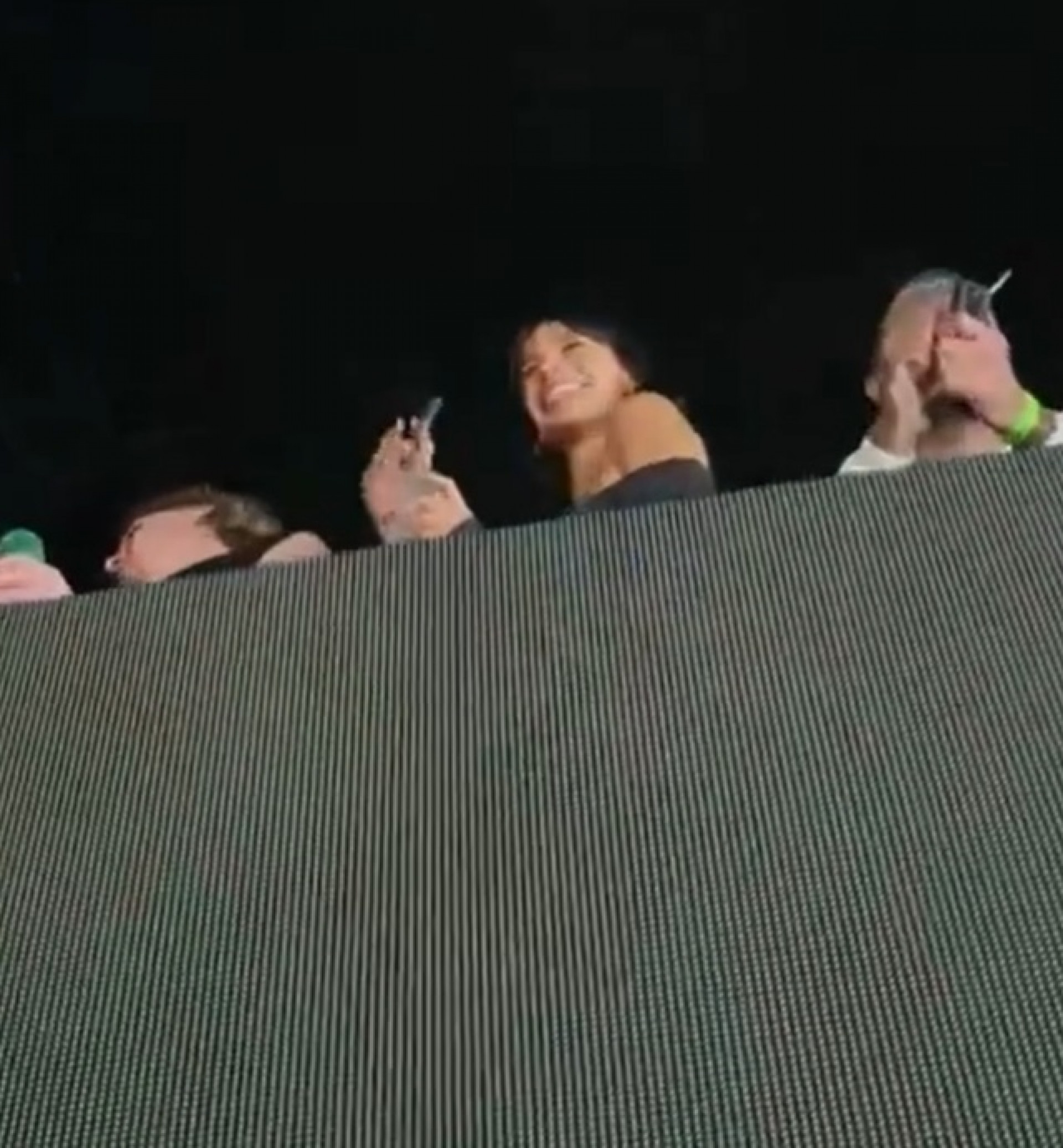 Bruna Marquezine curte show de Marina Sena - Reprodução de vídeo / X