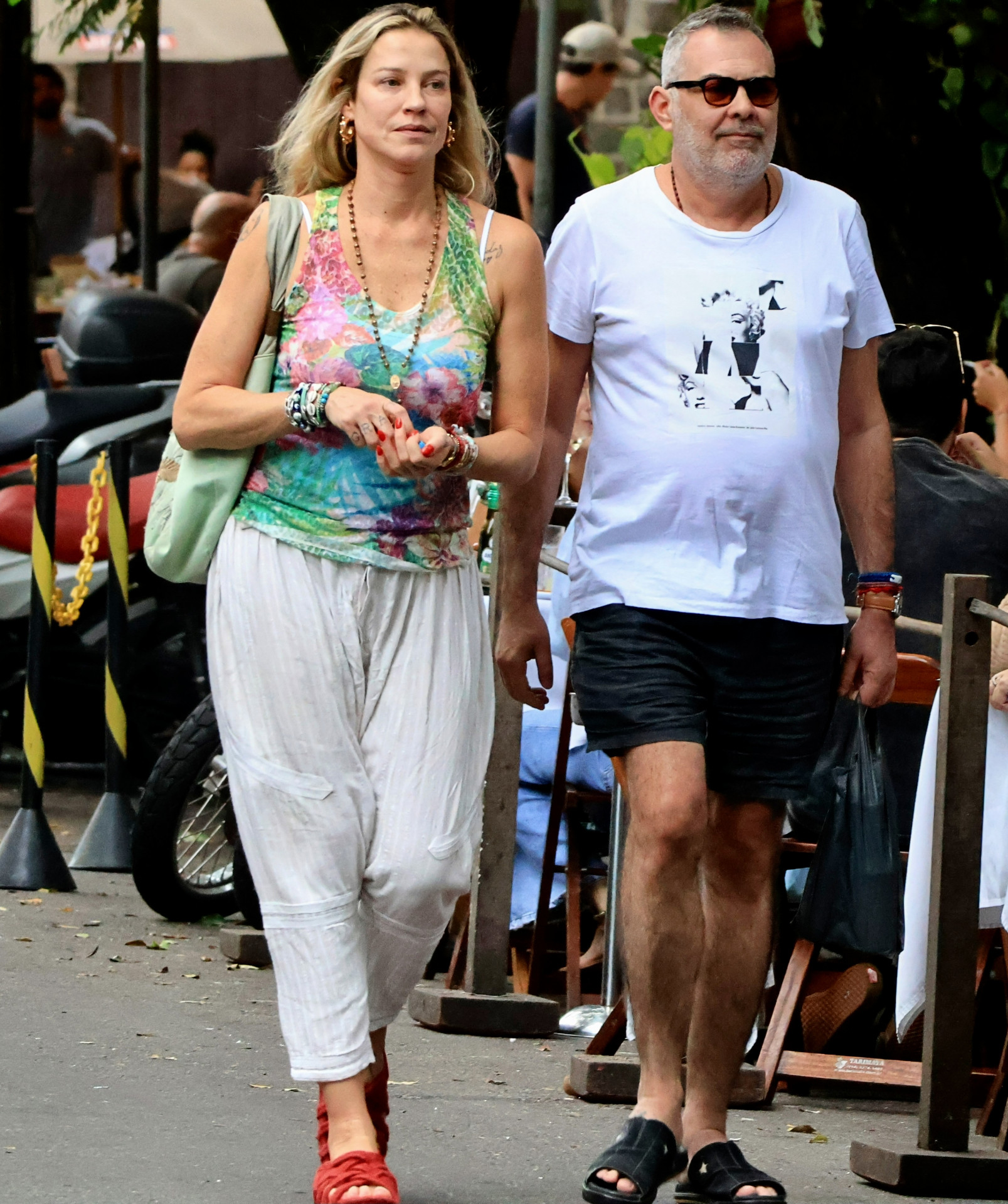 Luana Piovani se diverte com amigos em barzinho no Rio 


 - Dan Delmiro / Agnews 