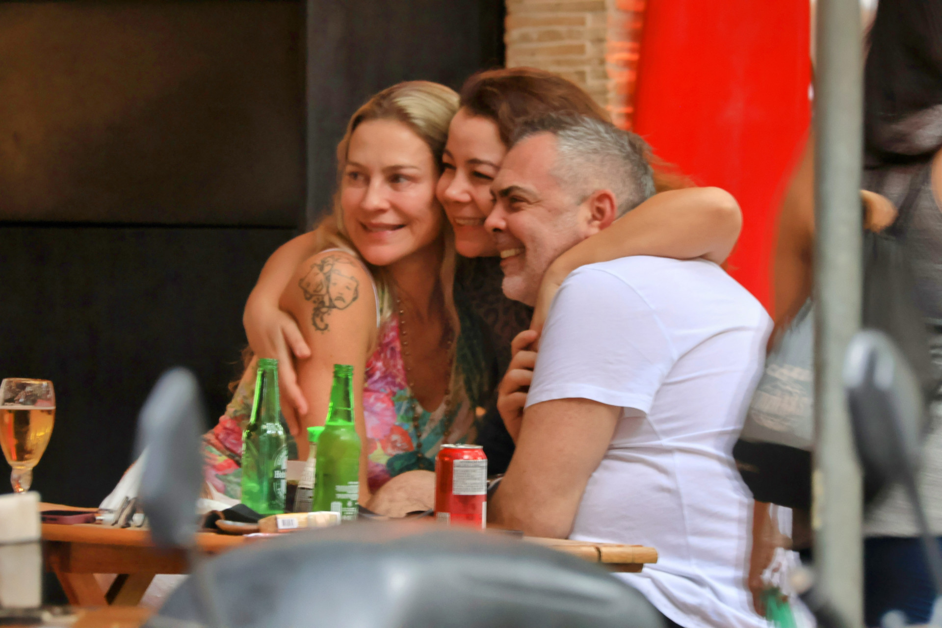 Luana Piovani se diverte com amigos em barzinho no Rio 


 - Dan Delmiro / Agnews 