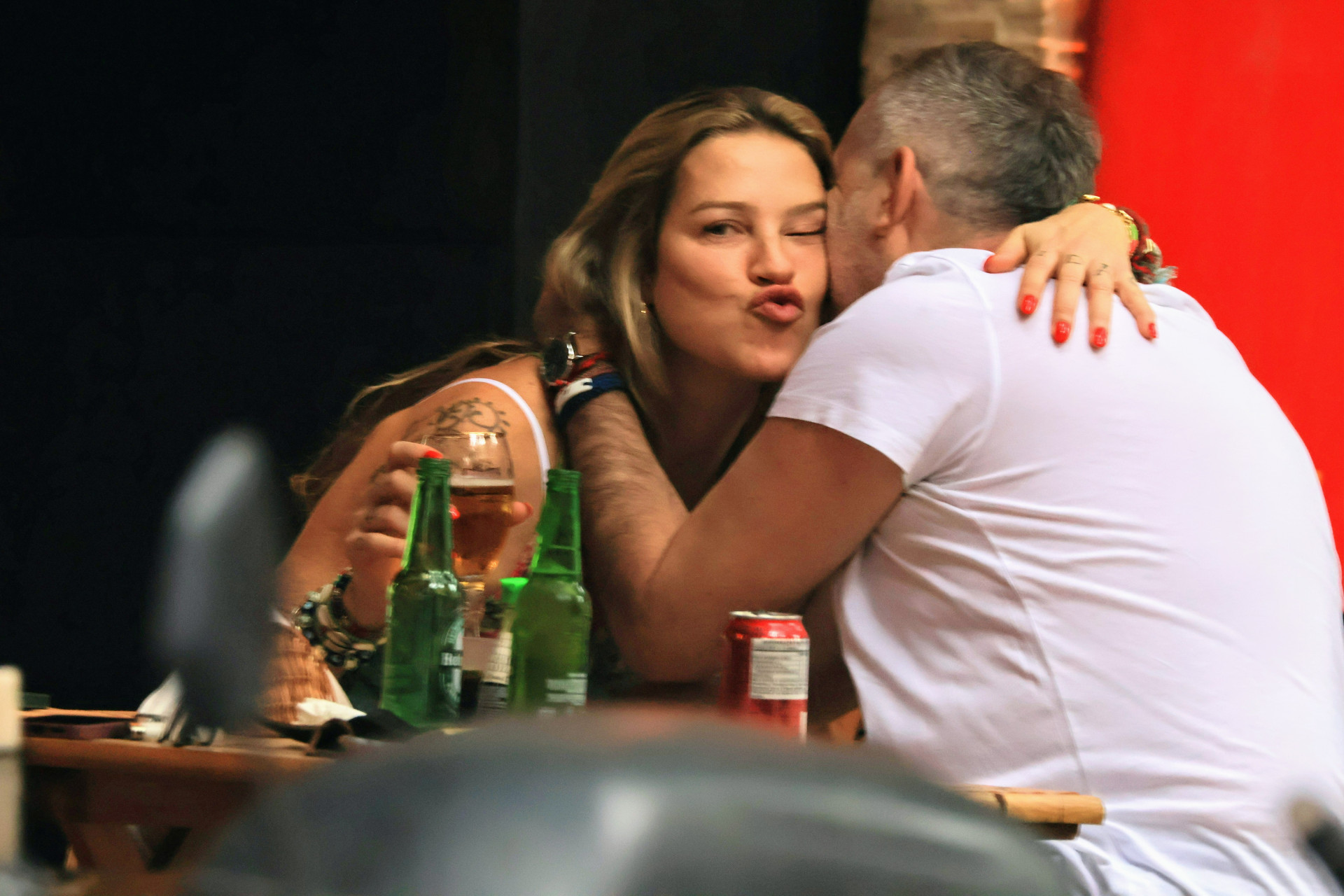 Luana Piovani se diverte com amigos em barzinho no Rio 


 - Dan Delmiro / Agnews 